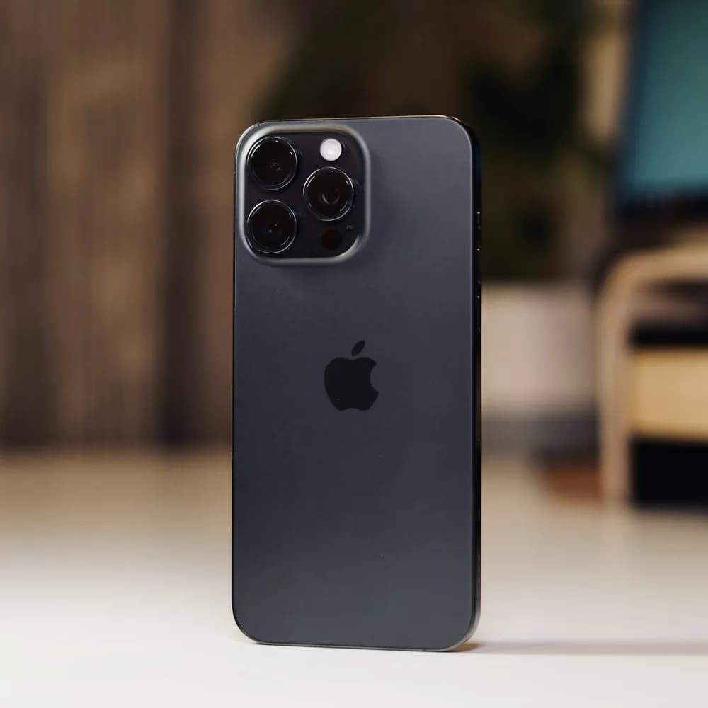 Apple iPhone 15 Pro 256 GB Titanio - en el ambiente