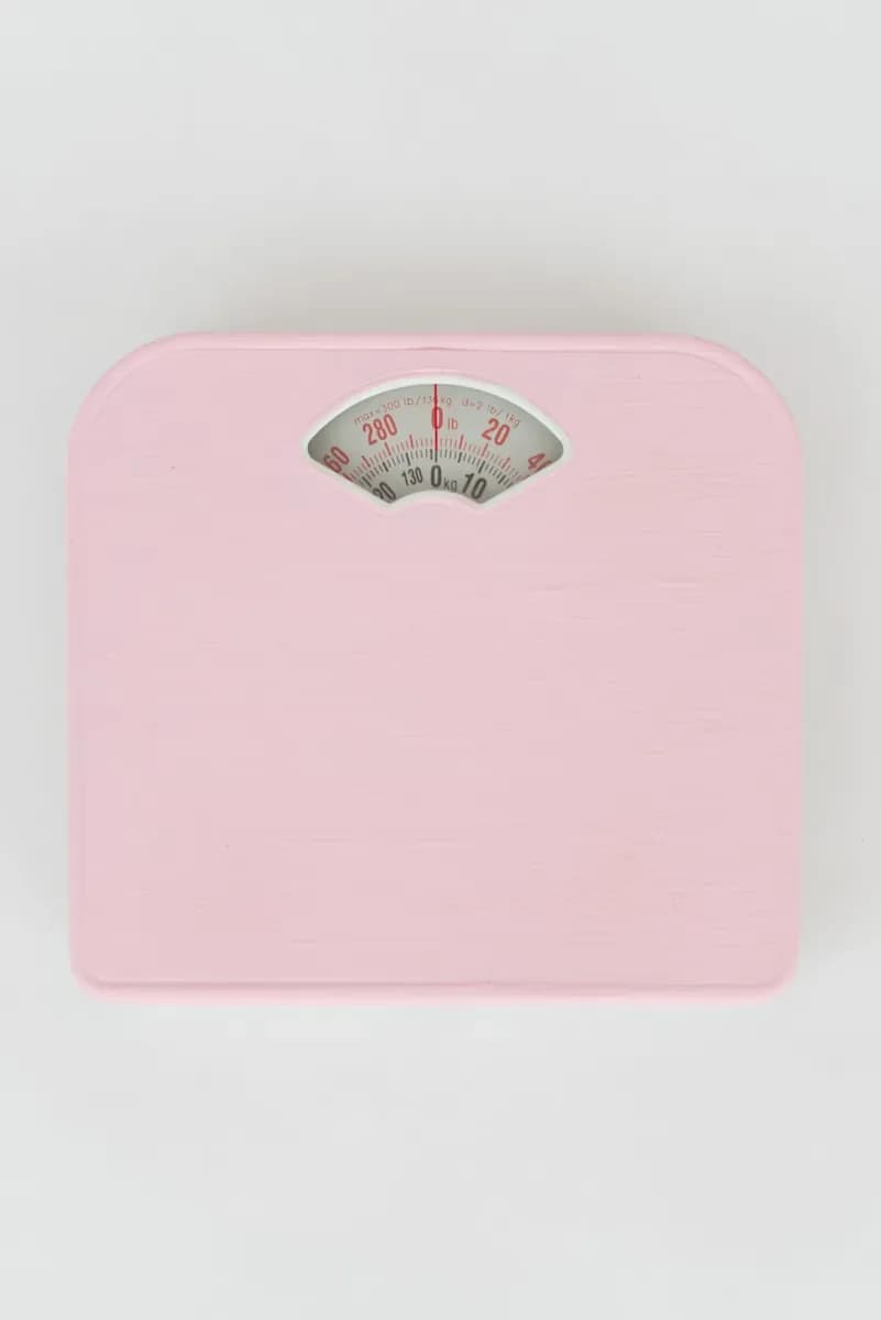 Balanza de baño digital Britânia BB-150 de vidrio templado, vista en ángulo
