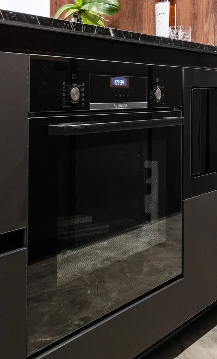 Horno eléctrico Oster DigiChef 45 L con convección y asador, vista en ángulo