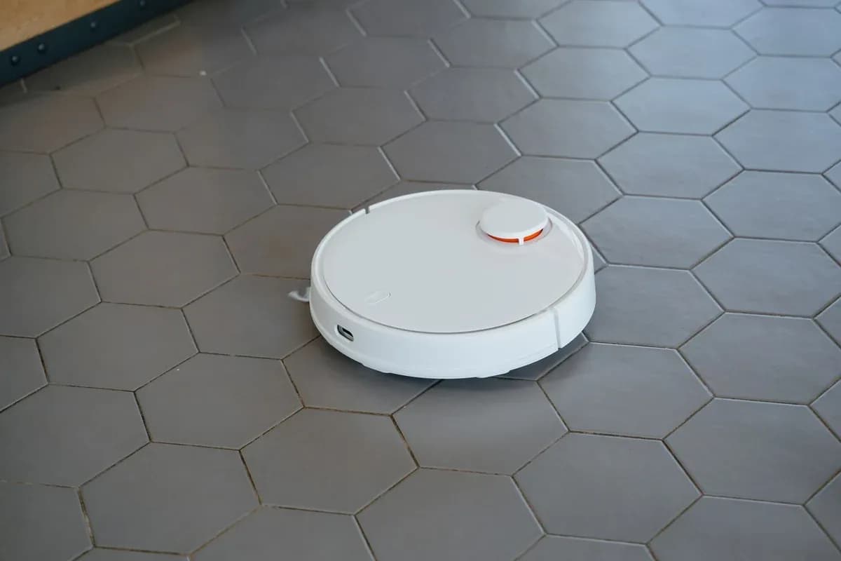 Robot aspirador Roborock Q9 Pro Plus con base de autovaciado, vista en ángulo sobre su base