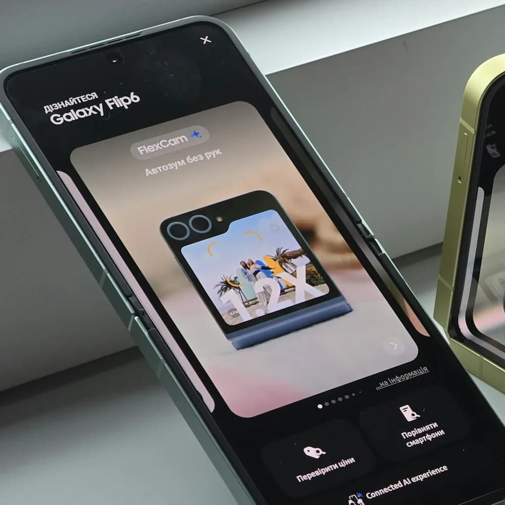 Samsung Galaxy Z Flip6 12 GB / 256 GB 5G Plegable - en el ambiente