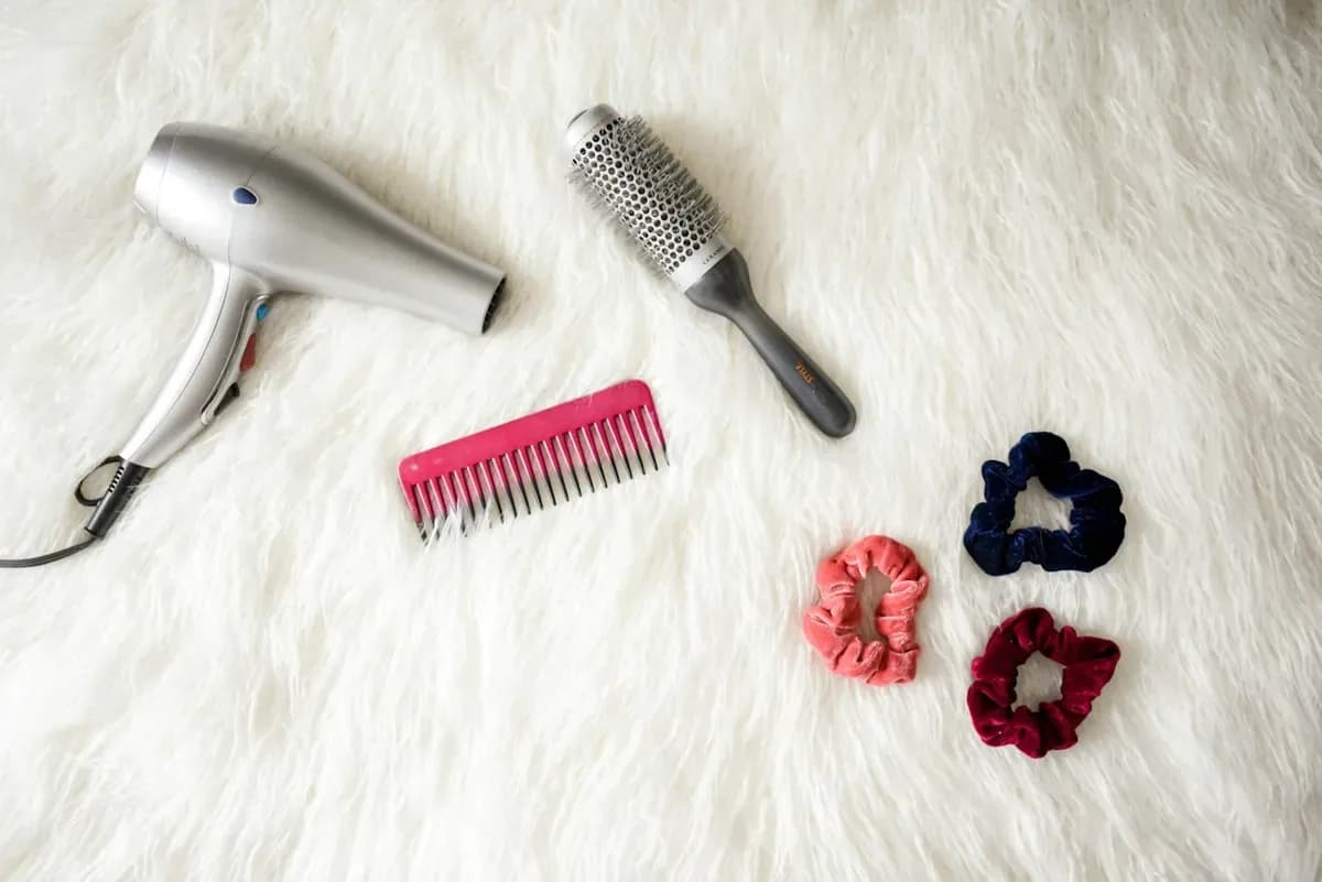 Secador de pelo Philips SalonDry Ion 2300 W con difusor, vista en ángulo