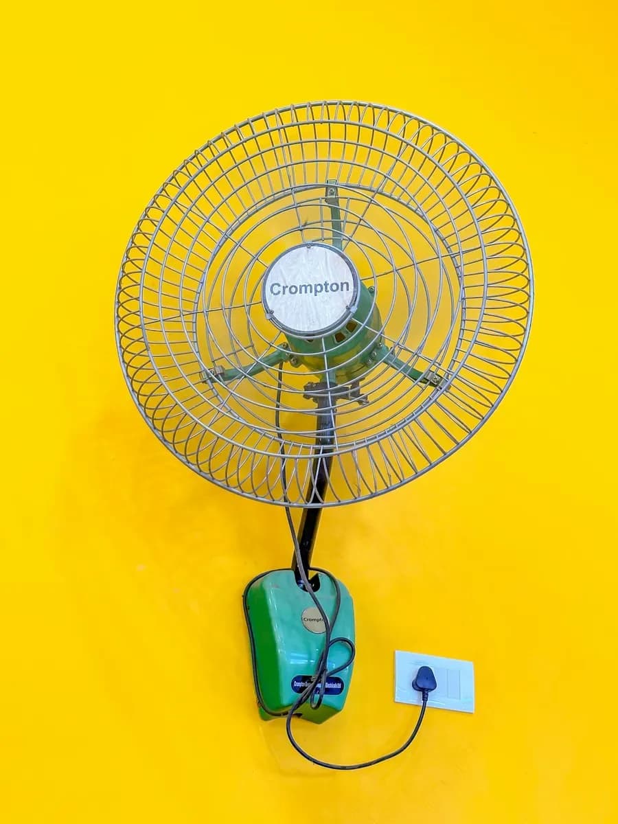 Ventilador de pared Atma VP4090 oscilante 40 cm, vista en ángulo