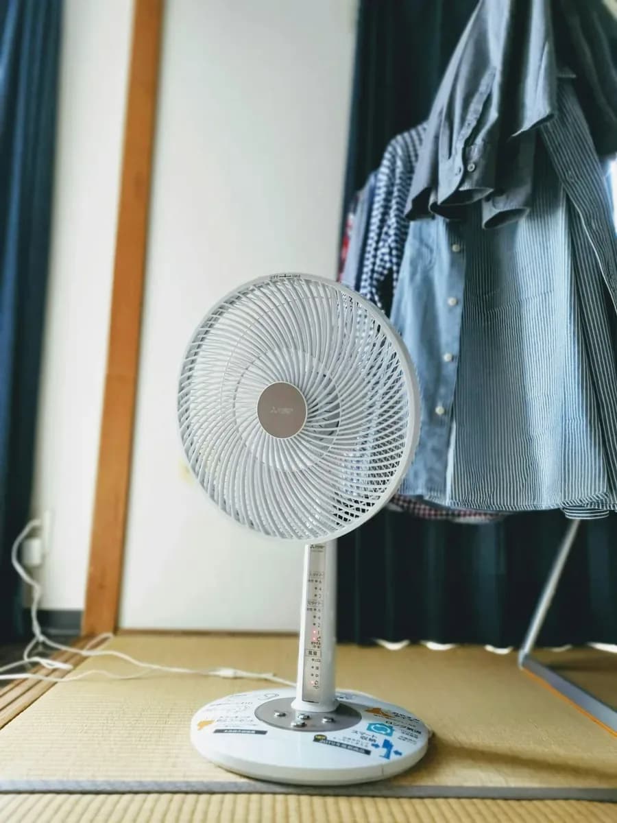 Ventilador de pie Britânia BVP-50 con control remoto 50 cm, vista en ángulo